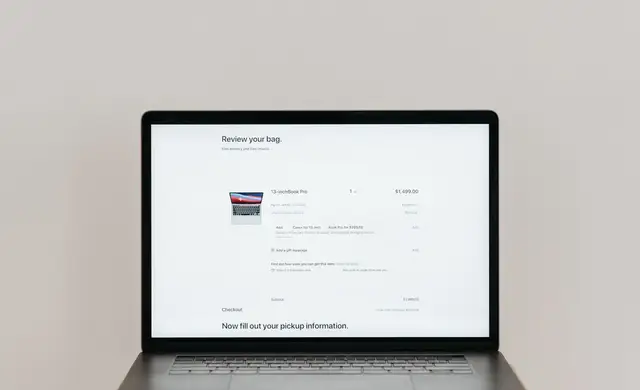 Écran e-commerce observé pendant une étape de travail